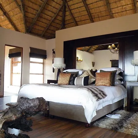 Umzolozolo Private Safari Lodge & Spa Ladysmith Exterior photo