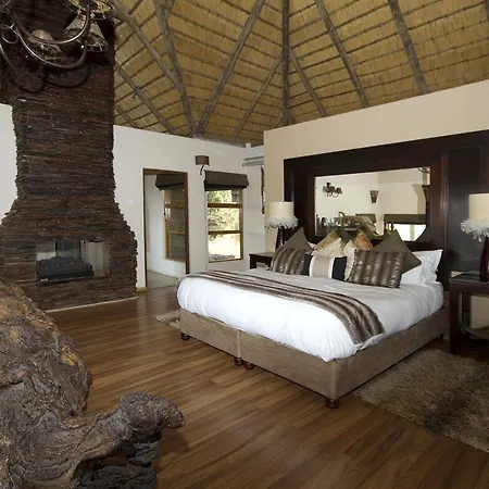 Umzolozolo Private Safari Lodge & Spa Ladysmith Exterior photo