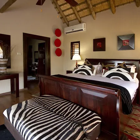 Umzolozolo Private Safari Lodge & Spa Ladysmith Exterior photo