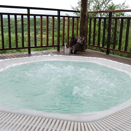 Umzolozolo Private Safari Lodge & Spa Ladysmith Exterior photo